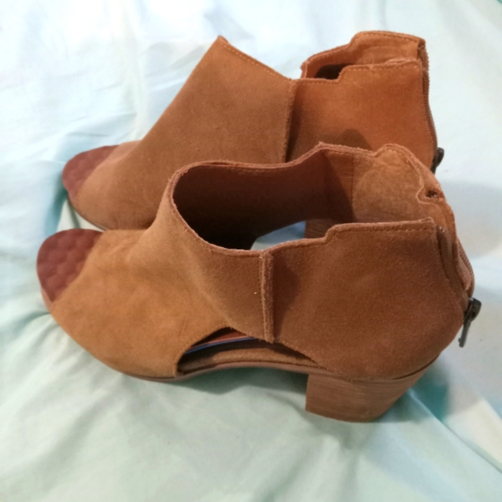 🤎 EUC Womens Lucky Brand Tan or Camel Colored Chunky Heels Size 9.5M
